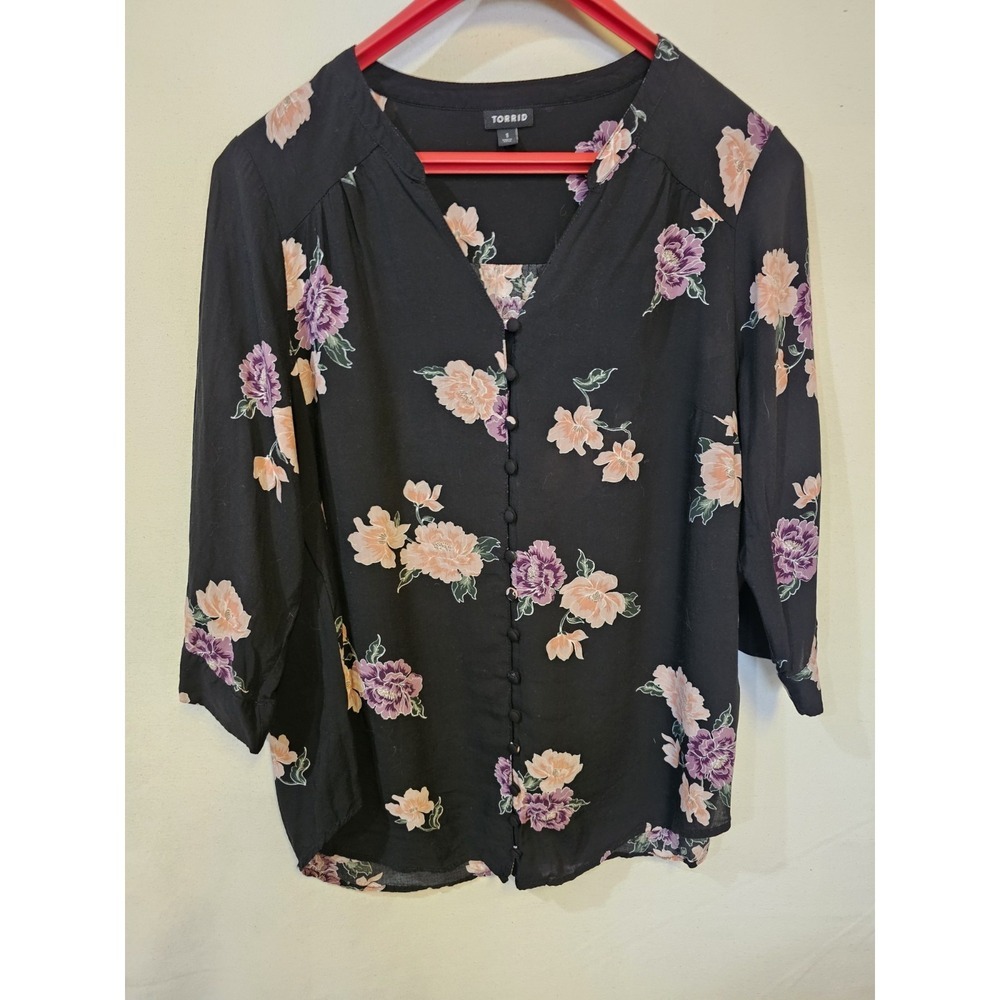 Torrid Harper Blouse Size 1 Black With Pink/Purple Floral 3/4 Sleeve Button Up - Picture 8 of 8